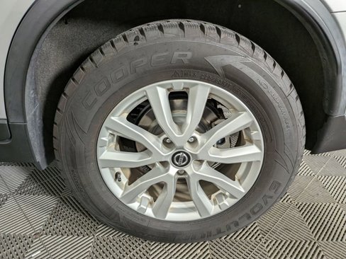Used 2020 Nissan Rogue SV image 11