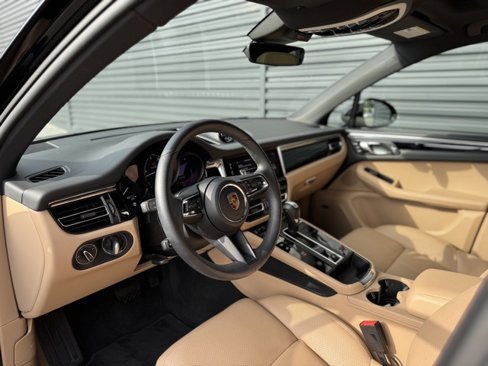 Certified 2025 Porsche Macan image 4