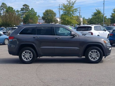 Used 2020 Jeep Grand Cherokee Laredo image 3