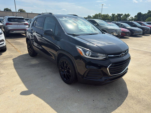 Used 2022 Chevrolet Trax LT w/ Midnight Edition image 2