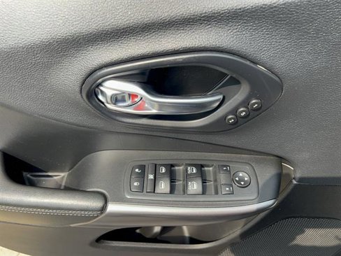 Used 2019 Jeep Cherokee Limited w/ Luxury Group image 12