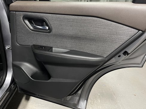 Used 2021 Nissan Rogue SV image 12