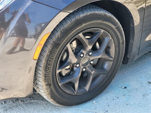 Used 2018 Chrysler Pacifica Limited w/ S Appearance Package image 5