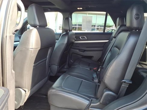 Used 2018 Ford Explorer XLT w/ Equipment Group 202A image 10
