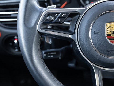 Certified 2021 Porsche Macan image 15