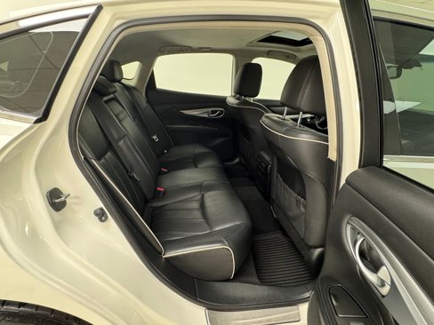 Used 2019 INFINITI Q70 Luxe image 16