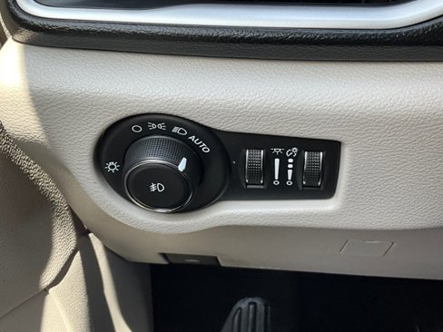 Used 2020 Chrysler Pacifica Touring-L image 15