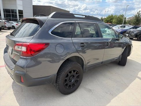 Used 2018 Subaru Outback 2.5i Premium image 3