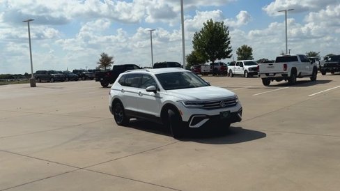 Used 2024 Volkswagen Tiguan SE image 2