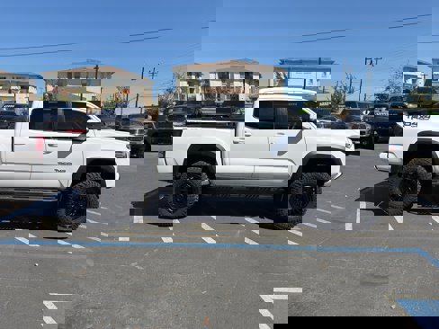 Used 2019 Toyota Tacoma TRD Off-Road image 3
