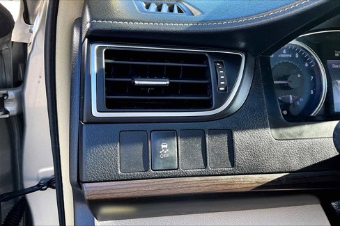 Used 2016 Toyota Camry LE image 34