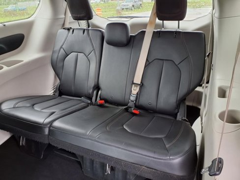 Used 2020 Chrysler Pacifica Touring-L image 28