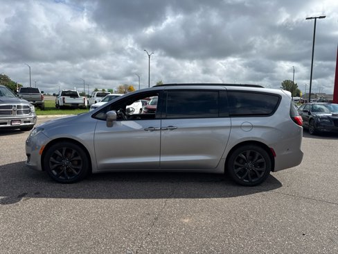Used 2018 Chrysler Pacifica Touring-L Plus w/ S Appearance Package image 2
