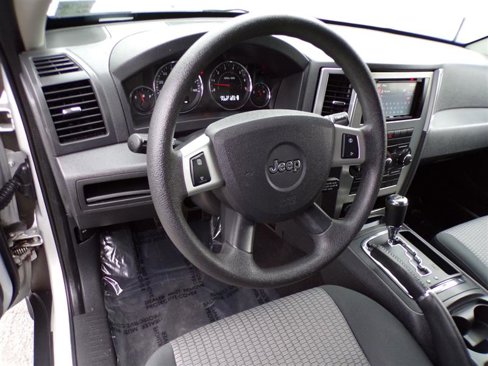 Used 2010 Jeep Grand Cherokee Laredo image 16