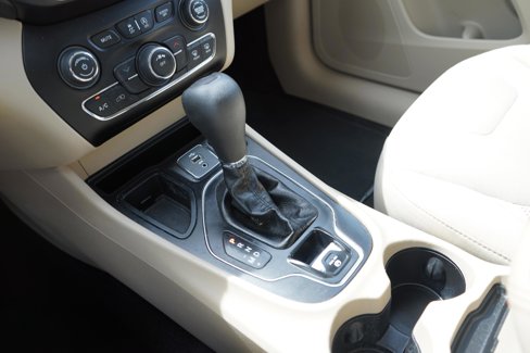 Used 2019 Jeep Cherokee Latitude w/ Popular Appearance Group image 17