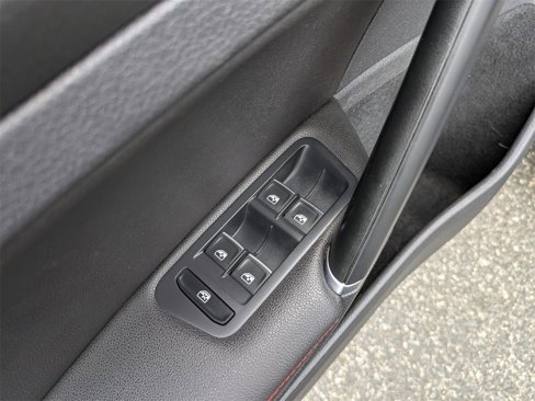 Used 2017 Volkswagen GTI SE image 13