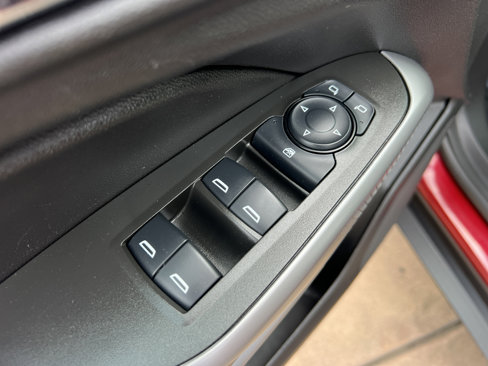 Used 2024 Chevrolet Trax RS w/ Sunroof Package image 12