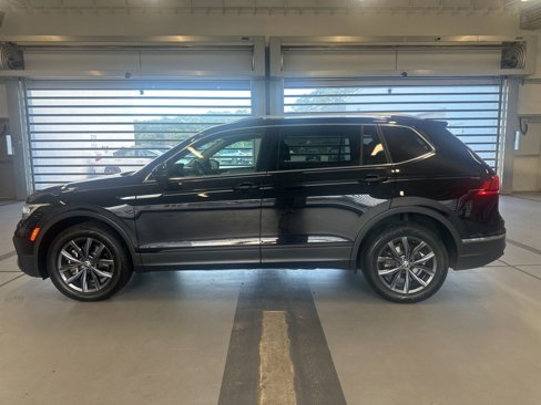Used 2022 Volkswagen Tiguan SE w/ Panoramic Sunroof Package image 2