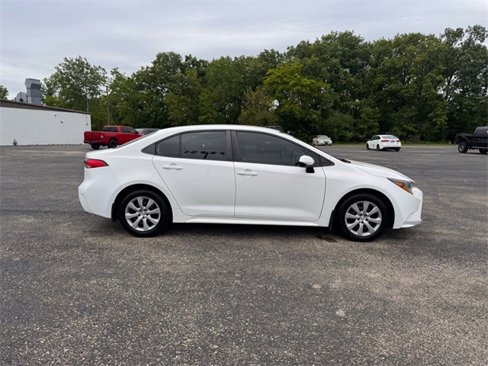 Used 2020 Toyota Corolla LE image 3