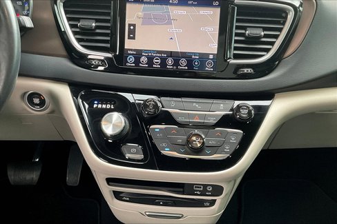 Used 2019 Chrysler Pacifica Touring-L Plus w/ Tire & Wheel Group image 8