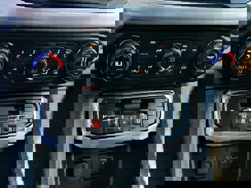 Used 2023 GMC Acadia SLE image 23