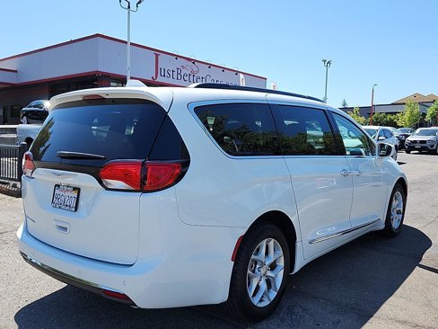 Used 2017 Chrysler Pacifica Touring-L w/ Tire & Wheel Group image 8