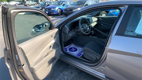 Used 2023 Hyundai Elantra SEL w/ Winter Weather Package image 9