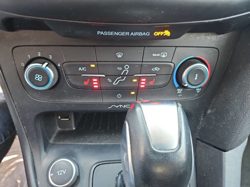 Used 2015 Ford Focus SE w/ SE Sport Package image 28