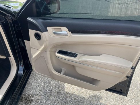 Used 2013 Chrysler 300 w/ Driver Convenience Group image 7