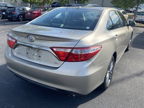 Used 2016 Toyota Camry SE image 4