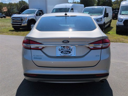 Used 2017 Ford Fusion SE w/ Fusion SE Technology Package image 12
