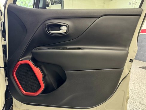 Used 2017 Jeep Renegade Trailhawk image 32
