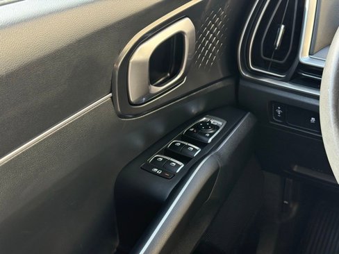 Used 2024 Kia Sorento S image 7