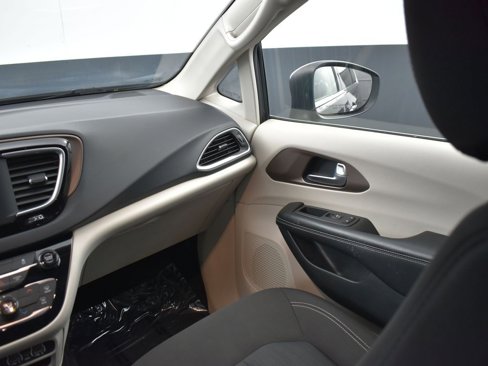 Used 2022 Chrysler Voyager LX image 14