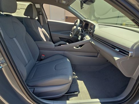 New 2025 Hyundai Elantra SE image 24