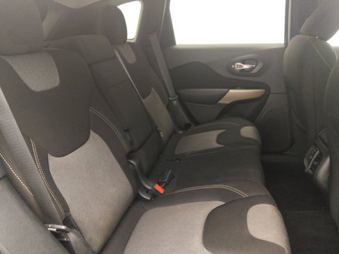 Used 2018 Jeep Cherokee Latitude w/ Altitude Package image 19