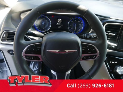 Used 2023 Chrysler Pacifica Touring-L image 30