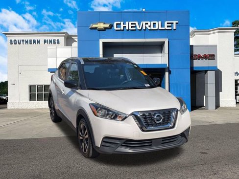 Used 2020 Nissan Kicks SV image 1