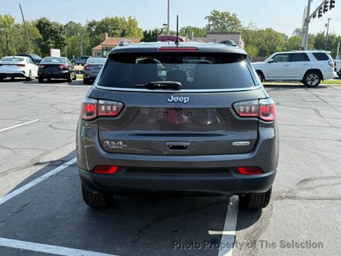 Used 2017 Jeep Compass Latitude w/ Cold Weather Group image 14
