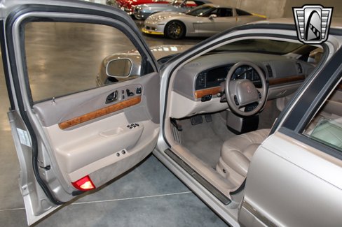 Used 1999 Lincoln Continental image 13