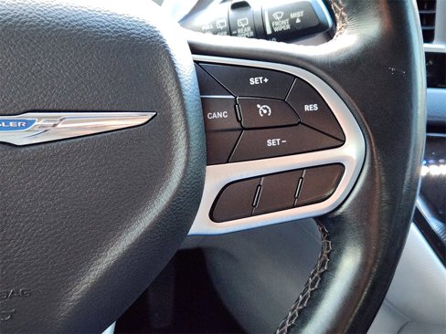 Used 2018 Chrysler Pacifica Touring-L image 21
