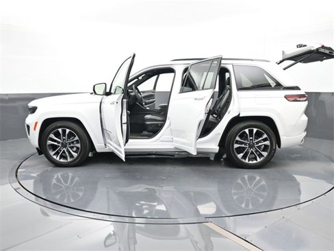 Used 2024 Jeep Grand Cherokee Overland w/ Trailer Tow Package image 32
