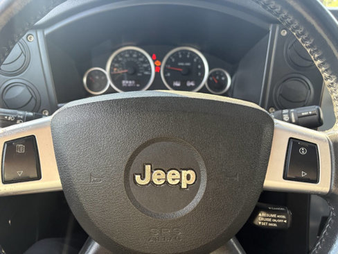 Used 2010 Jeep Commander Sport image 36