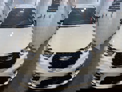 New 2025 Chrysler Pacifica Select image 3