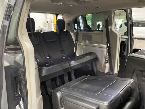Used 2013 Chrysler Town & Country Touring-L w/ Driver Convenience Group image 17