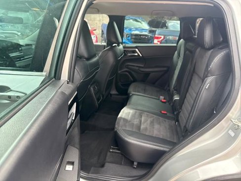 Used 2023 Mitsubishi Outlander SE image 18