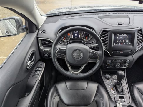 Used 2019 Jeep Cherokee Latitude Plus w/ Cold Weather Group image 3