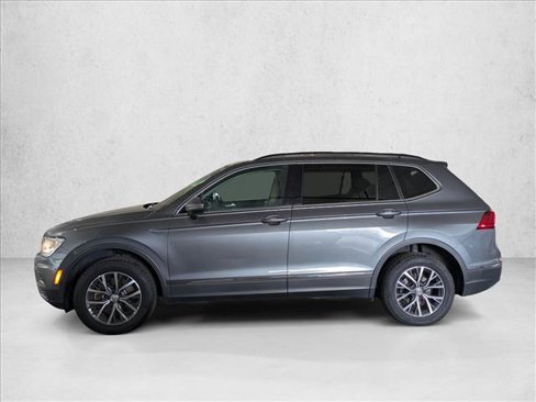 Used 2020 Volkswagen Tiguan SE w/ Panoramic Sunroof Package image 9