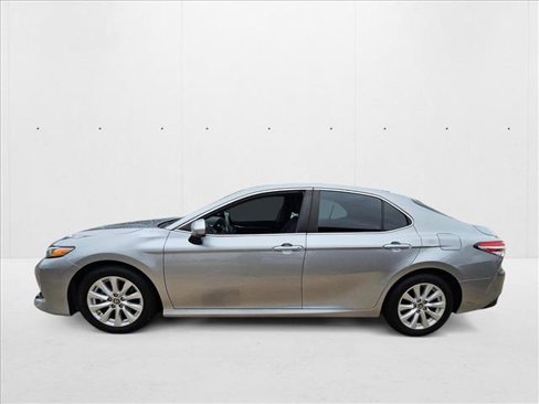 Used 2020 Toyota Camry LE image 8