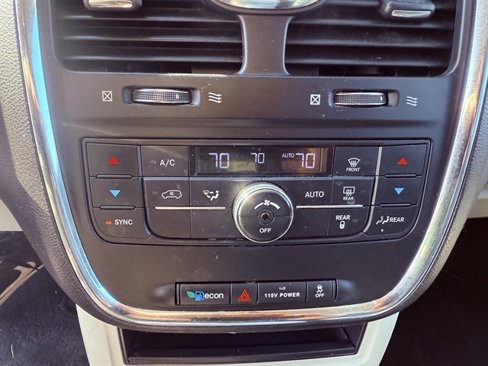 Used 2015 Chrysler Town & Country Touring image 28